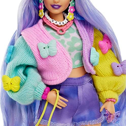 Barbie Extra Baba & Kiegészítők Hullámos Levendula Haj Színes Pillangó Pulóver & Rózsaszín Csizma Pet Koala