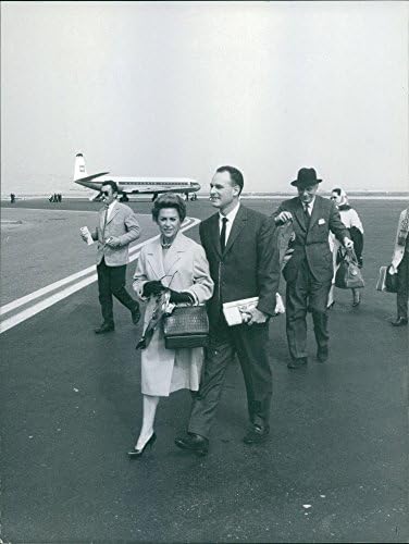 Vintage fotó Martine Carol megérkezik a reptérre, 1960.