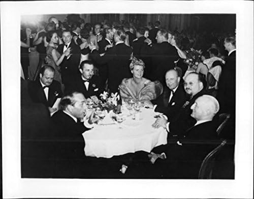 Vintage fotó Farouk Király ül az emberekkel.